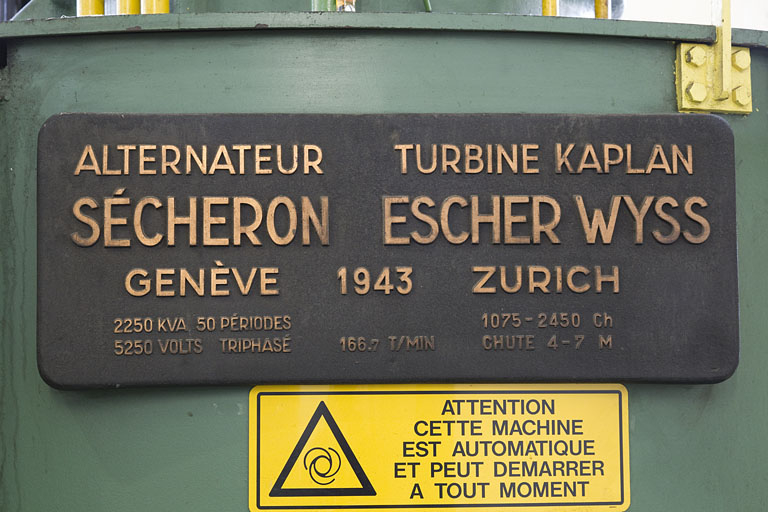 Plaque de constructeur du groupe. © Yves Sancey / Région Bourgogne-Franche-Comté, Inventaire du patrimoine - 2012