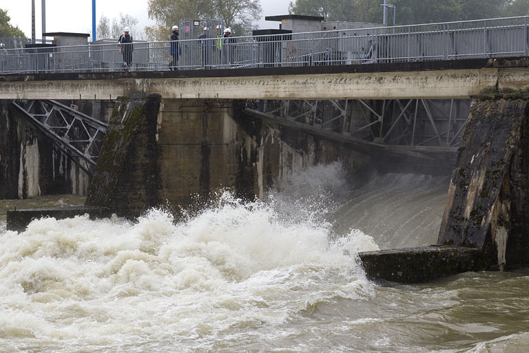 Délestage de la vanne segment centrale.  © Yves Sancey / Région Bourgogne-Franche-Comté, Inventaire du patrimoine - 2012