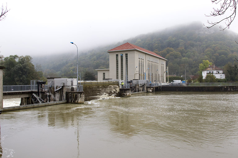 Le barrage et la centrale depuis l'ouest. © Yves Sancey / Région Bourgogne-Franche-Comté, Inventaire du patrimoine - 2012