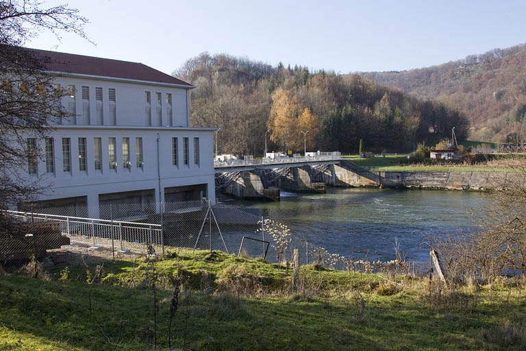 Façade nord de la centrale et barrage depuis le nord-est. © Yves Sancey / Région Bourgogne-Franche-Comté, Inventaire du patrimoine - 2012