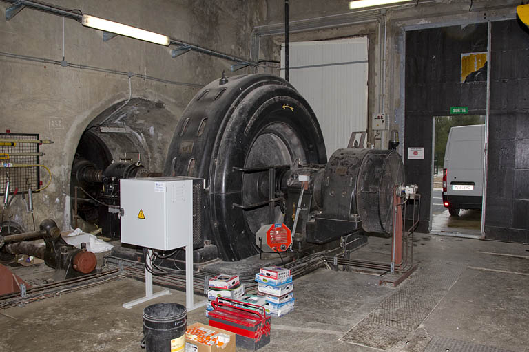 Centrale : intérieur de la salle des machines et groupe de hautes eaux. © Yves Sancey / Région Bourgogne-Franche-Comté, Inventaire du patrimoine - 2012 Centrale : intérieur de la salle des machines et groupe de hautes eaux. © Yves Sancey / Région Bourgogne-Franche-Comté, Inventaire du patrimoine - 2012