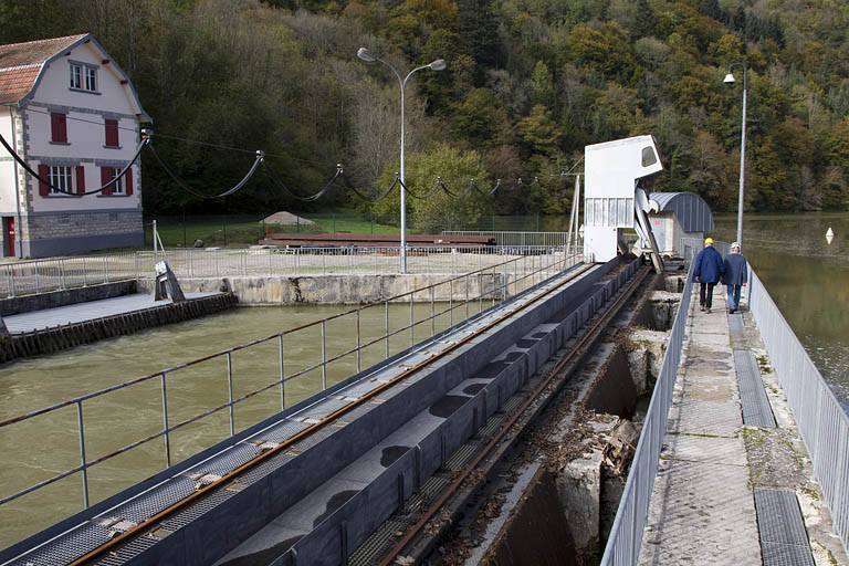 Prise d'eau : grilles de protection du bassin et passerelle. © Yves Sancey / Région Bourgogne-Franche-Comté, Inventaire du patrimoine - 2012 Prise d'eau : grilles de protection du bassin et passerelle. © Yves Sancey / Région Bourgogne-Franche-Comté, Inventaire du patrimoine - 2012