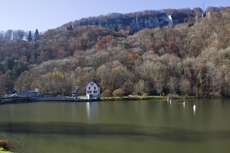 Bassin de retenue depuis la rive gauche, avec la prise d'eau et le logement du garde. © Yves Sancey / Région Bourgogne-Franche-Comté, Inventaire du patrimoine - 2012 Bassin de retenue depuis la rive gauche, avec la prise d'eau et le logement du garde. © Yves Sancey / Région Bourgogne-Franche-Comté, Inventaire du patrimoine - 2012