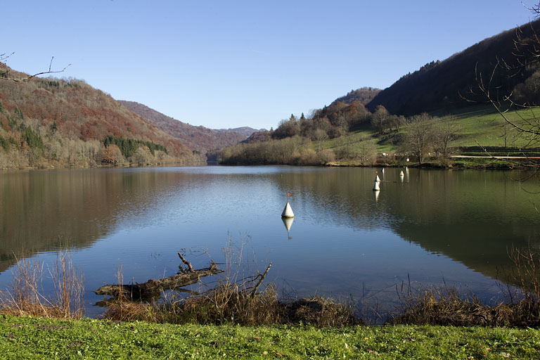 Bassin de retenue depuis la rive droite. © Yves Sancey / Région Bourgogne-Franche-Comté, Inventaire du patrimoine - 2012 Bassin de retenue depuis la rive droite. © Yves Sancey / Région Bourgogne-Franche-Comté, Inventaire du patrimoine - 2012