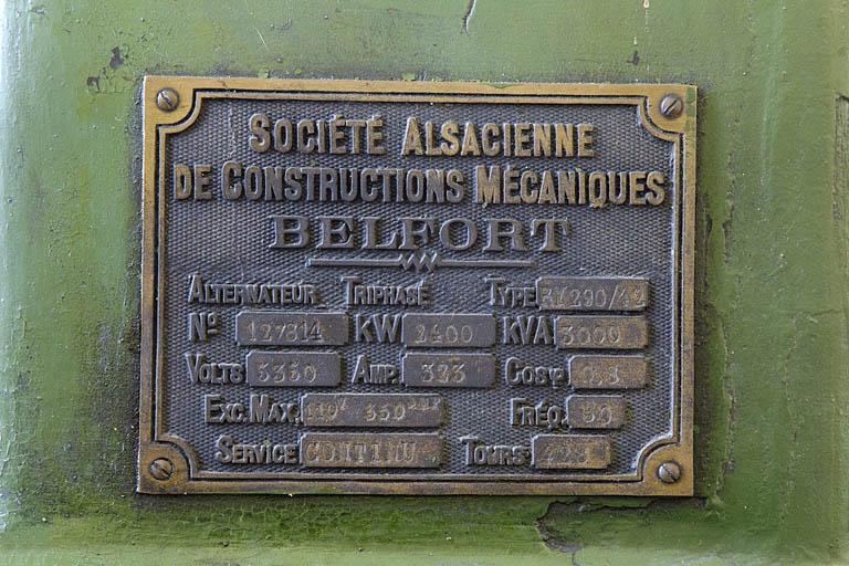 Centrale : plaque signalétique de l'alternateur du groupe n° 1 © Yves Sancey / Région Bourgogne-Franche-Comté, Inventaire du patrimoine - 2012 Centrale : plaque signalétique de l'alternateur du groupe n° 1 © Yves Sancey / Région Bourgogne-Franche-Comté, Inventaire du patrimoine - 2012
