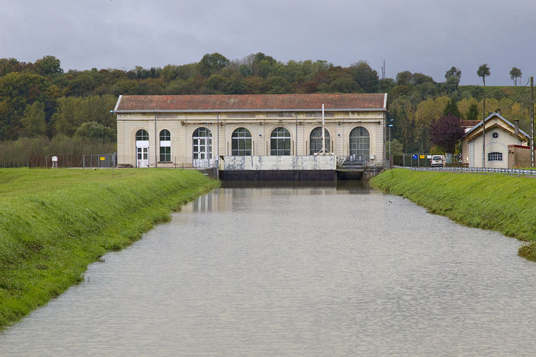 Façade est de la centrale depuis l'amont du bief. © Yves Sancey / Région Bourgogne-Franche-Comté, Inventaire du patrimoine - 2012 Façade est de la centrale depuis l'amont du bief. © Yves Sancey / Région Bourgogne-Franche-Comté, Inventaire du patrimoine - 2012