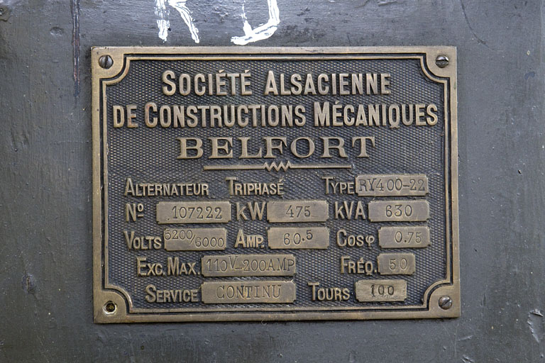 Plaque de constructeur d'un alternateur SACM. © Yves Sancey / Région Bourgogne-Franche-Comté, Inventaire du patrimoine - 2012 Plaque de constructeur d'un alternateur SACM. © Yves Sancey / Région Bourgogne-Franche-Comté, Inventaire du patrimoine - 2012