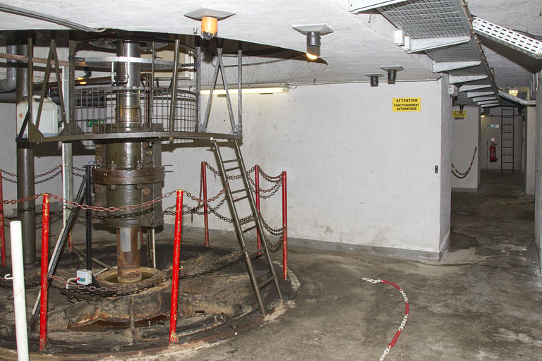 Etage inférieur de la salle des machines. Partie supérieure d'une turbine. © Yves Sancey / Région Bourgogne-Franche-Comté, Inventaire du patrimoine - 2012 Etage inférieur de la salle des machines. Partie supérieure d'une turbine. © Yves Sancey / Région Bourgogne-Franche-Comté, Inventaire du patrimoine - 2012