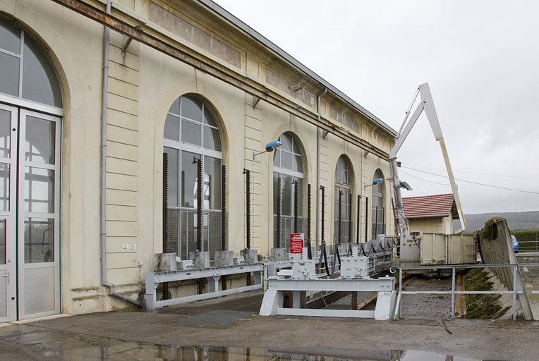 Façade est de la centrale. Vannage d'admission et dégrilleur. © Yves Sancey / Région Bourgogne-Franche-Comté, Inventaire du patrimoine - 2012 Façade est de la centrale. Vannage d'admission et dégrilleur. © Yves Sancey / Région Bourgogne-Franche-Comté, Inventaire du patrimoine - 2012