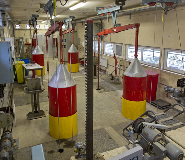 Barrage : soupapes des vannes toit. Chaque vanne toit est manoeuvrée automatiquement par un flotteur alimenté en air par deux soupapes en fonction du niveau de la retenue. © Yves Sancey / Région Bourgogne-Franche-Comté, Inventaire du patrimoine - 2012 Barrage : soupapes des vannes toit. Chaque vanne toit est manoeuvrée automatiquement par un flotteur alimenté en air par deux soupapes en fonction du niveau de la retenue. © Yves Sancey / Région Bourgogne-Franche-Comté, Inventaire du patrimoine - 2012