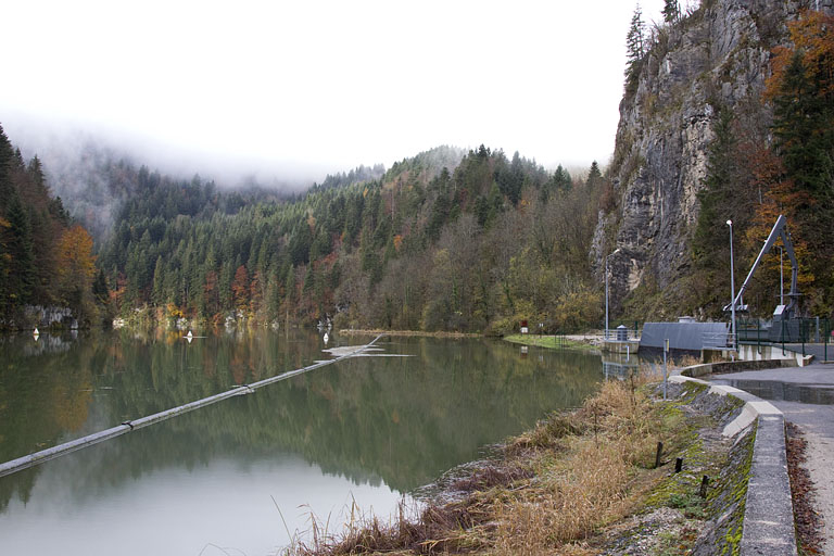 Bassin de retenue et ouvrage de prise d'eau. © Yves Sancey / Région Bourgogne-Franche-Comté, Inventaire du patrimoine - 2012 Bassin de retenue et ouvrage de prise d'eau. © Yves Sancey / Région Bourgogne-Franche-Comté, Inventaire du patrimoine - 2012