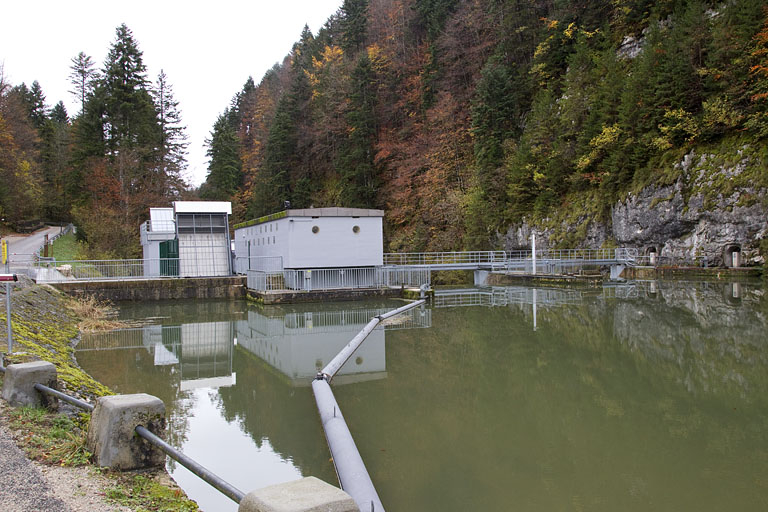 Barrage : salle de commande et vannes, depuis le sud-ouest (amont). © Yves Sancey / Région Bourgogne-Franche-Comté, Inventaire du patrimoine - 2012 Barrage : salle de commande et vannes, depuis le sud-ouest (amont). © Yves Sancey / Région Bourgogne-Franche-Comté, Inventaire du patrimoine - 2012