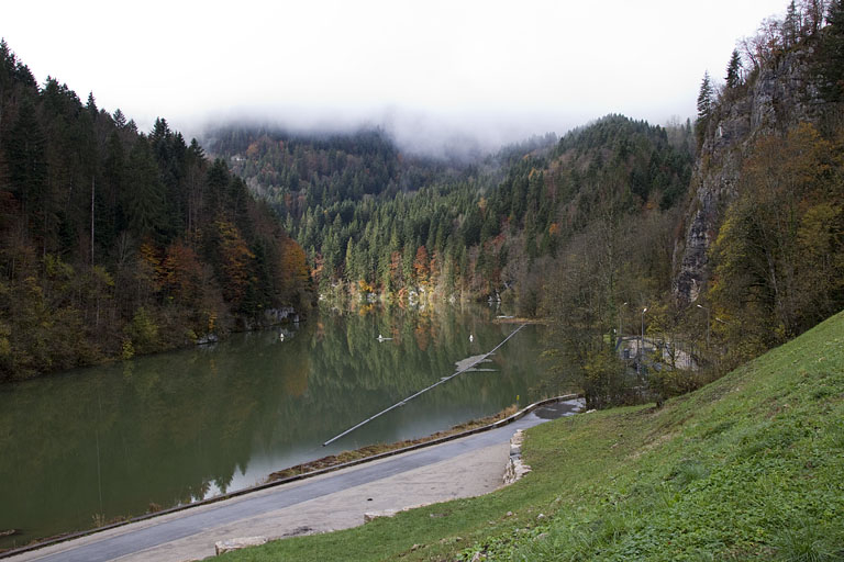 Vue d'ensemble du bassin de retenue, depuis le nord-est. © Yves Sancey / Région Bourgogne-Franche-Comté, Inventaire du patrimoine - 2012 Vue d'ensemble du bassin de retenue, depuis le nord-est. © Yves Sancey / Région Bourgogne-Franche-Comté, Inventaire du patrimoine - 2012