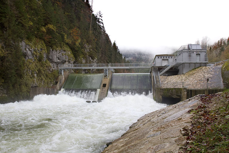 Barrage, vu d'aval. © Yves Sancey / Région Bourgogne-Franche-Comté, Inventaire du patrimoine - 2012 Barrage, vu d'aval. © Yves Sancey / Région Bourgogne-Franche-Comté, Inventaire du patrimoine - 2012