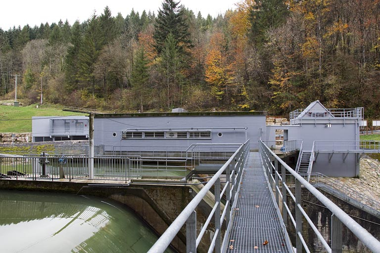 Barrage : salle de commande, depuis la passerelle enjambant les vannes toit. © Yves Sancey / Région Bourgogne-Franche-Comté, Inventaire du patrimoine - 2012 Barrage : salle de commande, depuis la passerelle enjambant les vannes toit. © Yves Sancey / Région Bourgogne-Franche-Comté, Inventaire du patrimoine - 2012