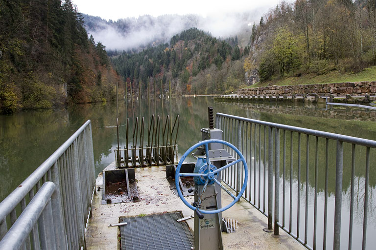 Barrage : commande de vanne de fond. © Yves Sancey / Région Bourgogne-Franche-Comté, Inventaire du patrimoine - 2012 Barrage : commande de vanne de fond. © Yves Sancey / Région Bourgogne-Franche-Comté, Inventaire du patrimoine - 2012