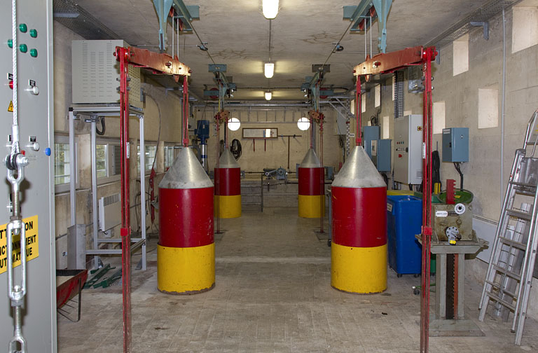 Barrage : intérieur de la salle de commande des vannes toit. © Yves Sancey / Région Bourgogne-Franche-Comté, Inventaire du patrimoine - 2012 Barrage : intérieur de la salle de commande des vannes toit. © Yves Sancey / Région Bourgogne-Franche-Comté, Inventaire du patrimoine - 2012