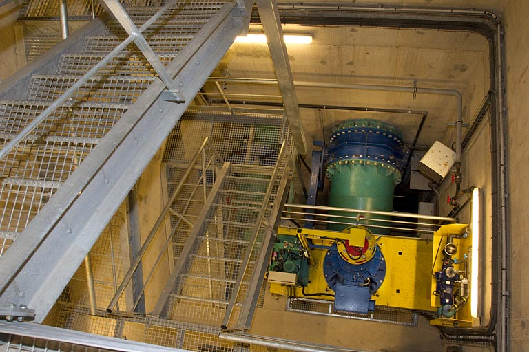 Barrage : intérieur de la centrale du groupe de restitution. © Yves Sancey / Région Bourgogne-Franche-Comté, Inventaire du patrimoine - 2012 Barrage : intérieur de la centrale du groupe de restitution. © Yves Sancey / Région Bourgogne-Franche-Comté, Inventaire du patrimoine - 2012