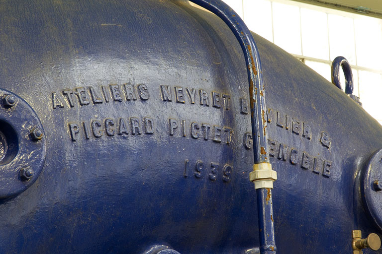 Groupe n° 1 : inscription sur la bâche de la turbine. © Yves Sancey / Région Bourgogne-Franche-Comté, Inventaire du patrimoine - 2012