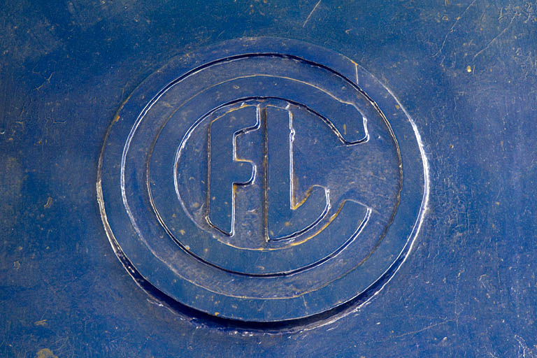 Groupe n° 1 : logotype sur le capot de l'alternateur. © Yves Sancey / Région Bourgogne-Franche-Comté, Inventaire du patrimoine - 2012
