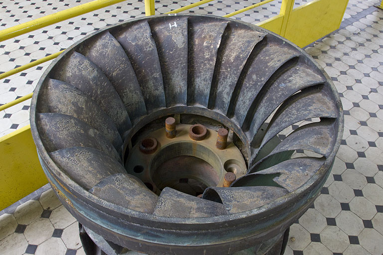 Extrémité des aubes de la roue d'une turbine Francis double. © Yves Sancey / Région Bourgogne-Franche-Comté, Inventaire du patrimoine - 2012