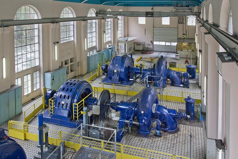 Centrale : vue plongeante à l'intérieur de la salle des machines. © Yves Sancey / Région Bourgogne-Franche-Comté, Inventaire du patrimoine - 2012 Centrale : vue plongeante à l'intérieur de la salle des machines. © Yves Sancey / Région Bourgogne-Franche-Comté, Inventaire du patrimoine - 2012