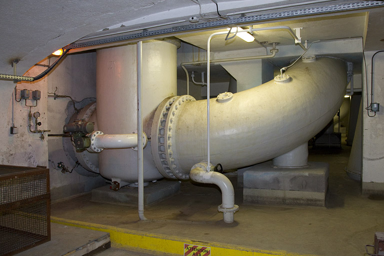 Groupe n° 1 : conduites d'amenée d'eau, à l'étage de soubassement. © Yves Sancey / Région Bourgogne-Franche-Comté, Inventaire du patrimoine - 2012