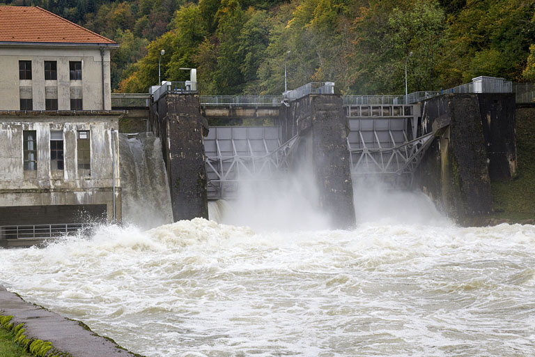 Le barrage vu de l'aval, en période de crue. © Yves Sancey / Région Bourgogne-Franche-Comté, Inventaire du patrimoine - 2012 Le barrage vu de l'aval, en période de crue. © Yves Sancey / Région Bourgogne-Franche-Comté, Inventaire du patrimoine - 2012