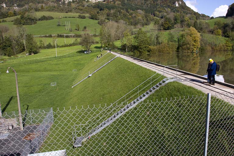 La digue depuis le barrage (côté rive gauche). © Yves Sancey / Région Bourgogne-Franche-Comté, Inventaire du patrimoine - 2012 La digue depuis le barrage (côté rive gauche). © Yves Sancey / Région Bourgogne-Franche-Comté, Inventaire du patrimoine - 2012