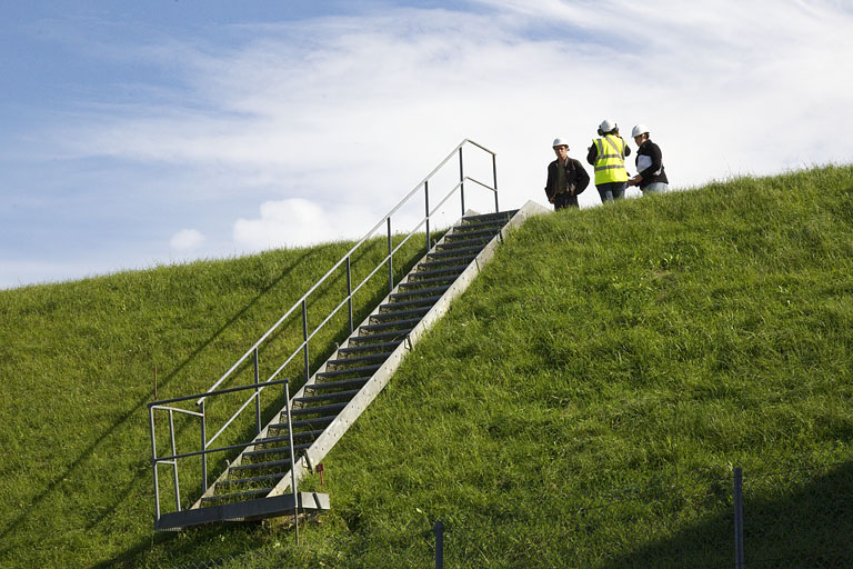 Digue : escalier menant à un puits piézométrique. © Yves Sancey / Région Bourgogne-Franche-Comté, Inventaire du patrimoine - 2012 Digue : escalier menant à un puits piézométrique. © Yves Sancey / Région Bourgogne-Franche-Comté, Inventaire du patrimoine - 2012