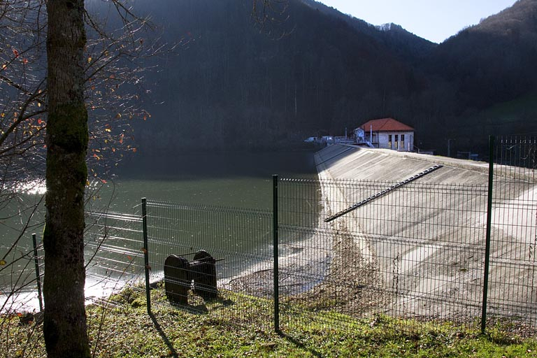 La digue depuis la rive droite. © Yves Sancey / Région Bourgogne-Franche-Comté, Inventaire du patrimoine - 2012 La digue depuis la rive droite. © Yves Sancey / Région Bourgogne-Franche-Comté, Inventaire du patrimoine - 2012