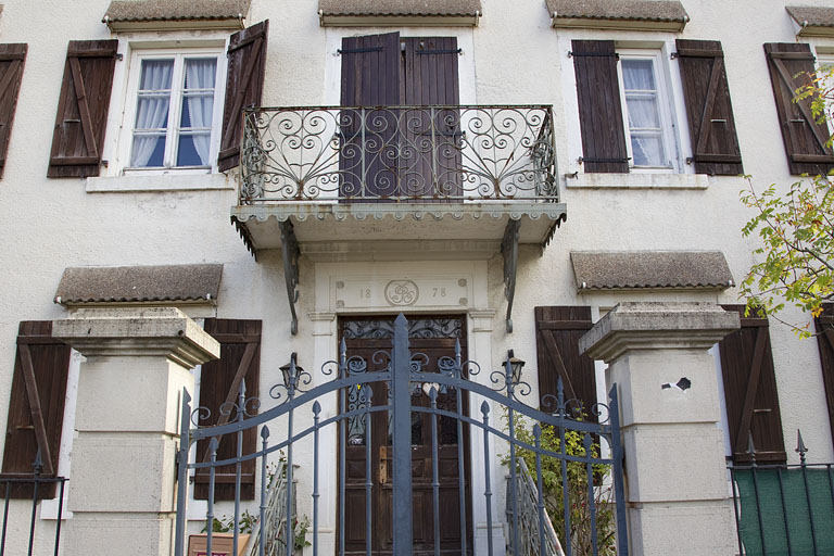 Logement patronal : porte d'entrée et balcon. © Yves Sancey / Région Bourgogne-Franche-Comté, Inventaire du patrimoine - 2012