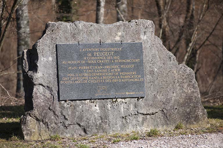 Etang de la Chapotte. Plaque commémorative Peugeot. © Jérôme Mongreville / Région Bourgogne-Franche-Comté, Inventaire du patrimoine - 2012