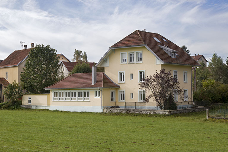 Vue d'ensemble, depuis le nord (façades postérieure et latérale gauche). © Yves Sancey / Région Bourgogne-Franche-Comté, Inventaire du patrimoine - 2012
