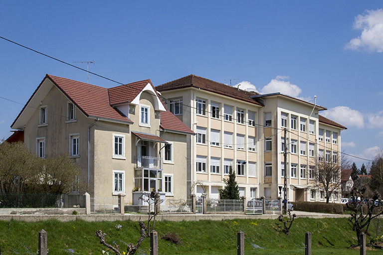 Façade antérieure, vue en enfilade depuis l'ouest. © Yves Sancey / Région Bourgogne-Franche-Comté, Inventaire du patrimoine - 2012