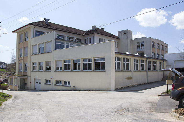 Façades latérale droite et postérieure. L'extension de 1998 se trouve au premier plan. © Yves Sancey / Région Bourgogne-Franche-Comté, Inventaire du patrimoine - 2012