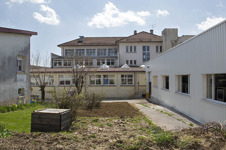 Façade postérieure. L'extension de 1998 se trouve en face, celle de 2008 à droite. © Yves Sancey / Région Bourgogne-Franche-Comté, Inventaire du patrimoine - 2012