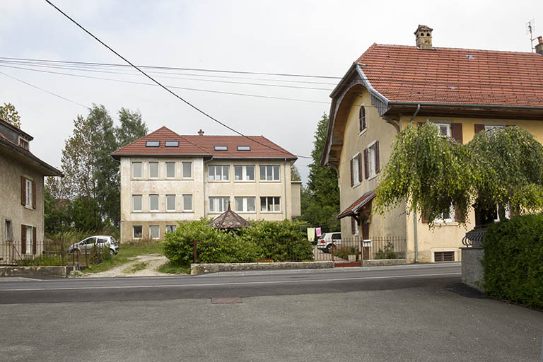Vue d'ensemble, depuis l'est. De gauche à droite : ancien logement Erard-Jeannoutot (n° 14), usine et logement patronal (ancienne maison Tirolle, n° 10). © Yves Sancey / Région Bourgogne-Franche-Comté, Inventaire du patrimoine - 2012 Vue d'ensemble, depuis l'est. De gauche à droite : ancien logement Erard-Jeannoutot (n° 14), usine et logement patronal (ancienne maison Tirolle, n° 10). © Yves Sancey / Région Bourgogne-Franche-Comté, Inventaire du patrimoine - 2012