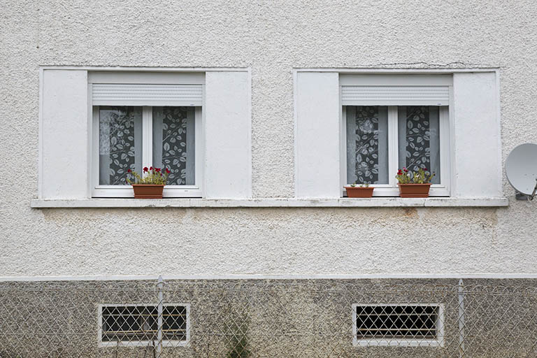 Des fenêtres d'atelier (partiellement murées) : usine d'horlogerie Numa Monnin puis Georges Monnin et Cie (8 rue de l'Eglise). © Yves Sancey / Région Bourgogne-Franche-Comté, Inventaire du patrimoine - 2012 Des fenêtres d'atelier (partiellement murées) : usine d'horlogerie Numa Monnin puis Georges Monnin et Cie (8 rue de l'Eglise). © Yves Sancey / Région Bourgogne-Franche-Comté, Inventaire du patrimoine - 2012