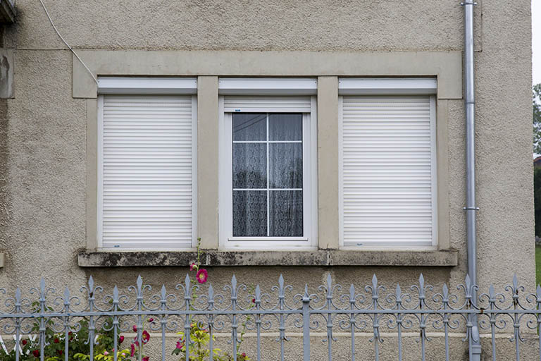 Façade antérieure : fenêtres multiples. © Yves Sancey / Région Bourgogne-Franche-Comté, Inventaire du patrimoine - 2012 Façade antérieure : fenêtres multiples. © Yves Sancey / Région Bourgogne-Franche-Comté, Inventaire du patrimoine - 2012