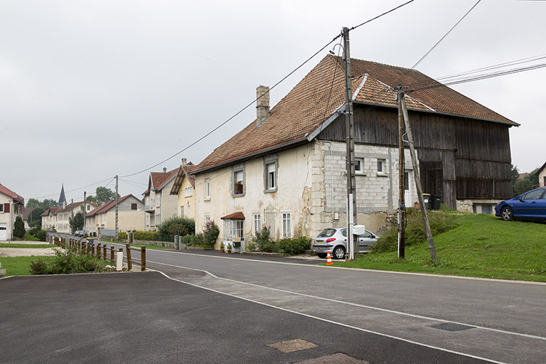 Vue d'ensemble, depuis l'est (façades antérieure et latérale droite). © Yves Sancey / Région Bourgogne-Franche-Comté, Inventaire du patrimoine - 2012 Vue d'ensemble, depuis l'est (façades antérieure et latérale droite). © Yves Sancey / Région Bourgogne-Franche-Comté, Inventaire du patrimoine - 2012