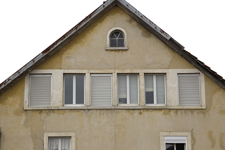 Façade postérieure en 2012 (avant rénovation) : fenêtres multiples. © Yves Sancey / Région Bourgogne-Franche-Comté, Inventaire du patrimoine - 2012