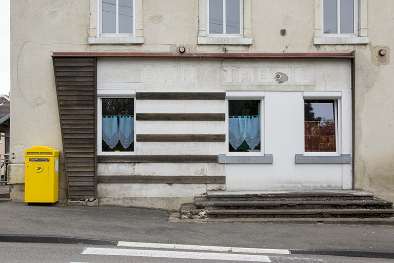 Façade latérale gauche en 2012 (avant rénovation) : ancienne devanture de commerce. © Yves Sancey / Région Bourgogne-Franche-Comté, Inventaire du patrimoine - 2012
