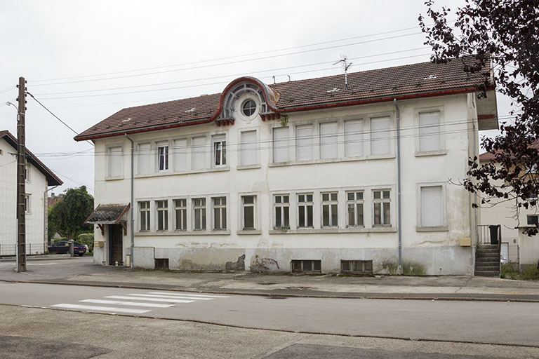 Une usine du quartier de la gare du début du 20e siècle (1911-1922) : usine de boîtes de montre Pagès, puis de décolletage et d'emboutissage Pagès et Wittver (13 rue de la Gare). © Yves Sancey / Région Bourgogne-Franche-Comté, Inventaire du patrimoine - 2012 Une usine du quartier de la gare du début du 20e siècle (1911-1922) : usine de boîtes de montre Pagès, puis de décolletage et d'emboutissage Pagès et Wittver (13 rue de la Gare). © Yves Sancey / Région Bourgogne-Franche-Comté, Inventaire du patrimoine - 2012