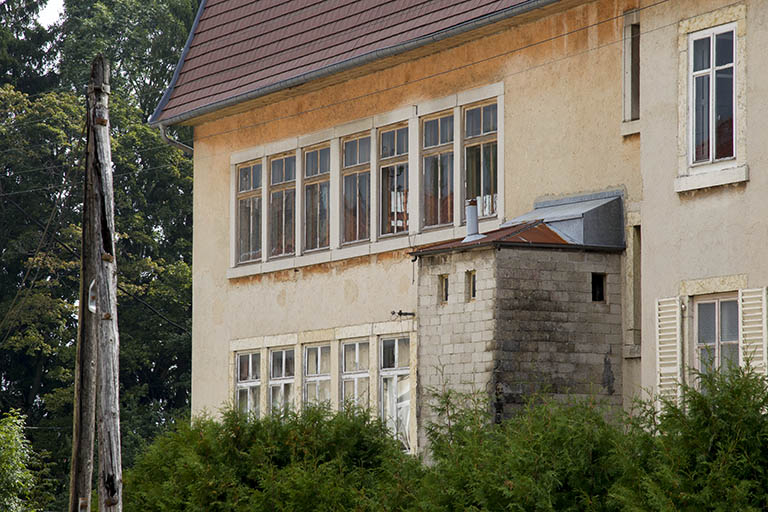 Usine, façade postérieure : fenêtres multiples des 1er et 2e étages, vues de trois quarts droite. © Yves Sancey / Région Bourgogne-Franche-Comté, Inventaire du patrimoine - 2012