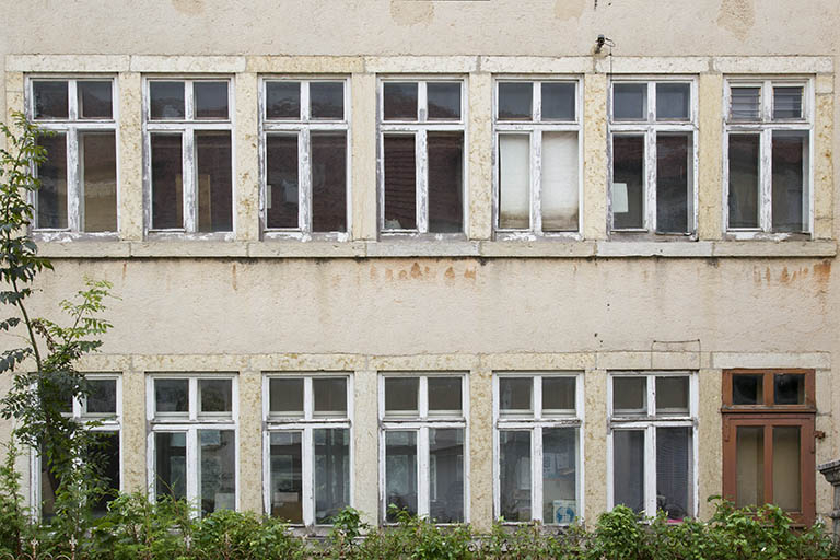 Usine, façade postérieure : fenêtres multiples du rez-de-chaussée surélevé et du 1er étage. © Yves Sancey / Région Bourgogne-Franche-Comté, Inventaire du patrimoine - 2012