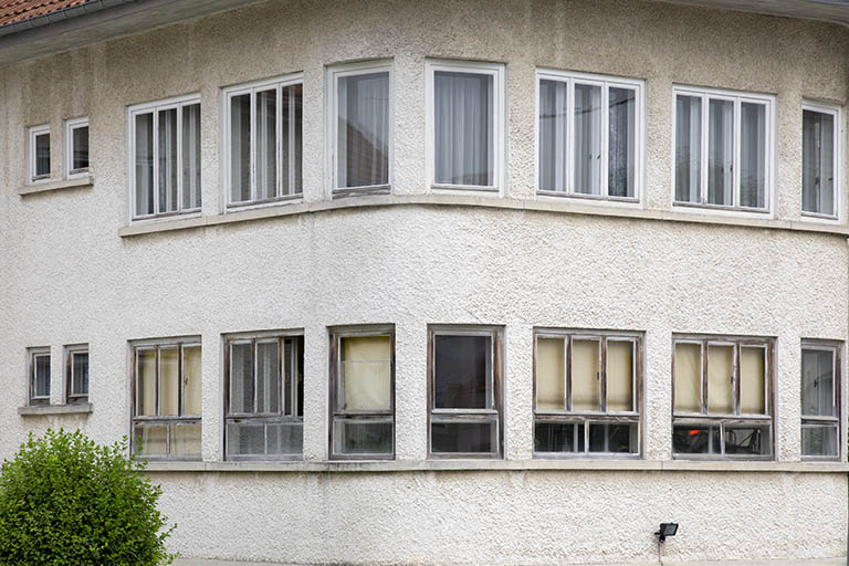 Fenêtres du corps de bâtiment de 1965. © Yves Sancey / Région Bourgogne-Franche-Comté, Inventaire du patrimoine - 2012