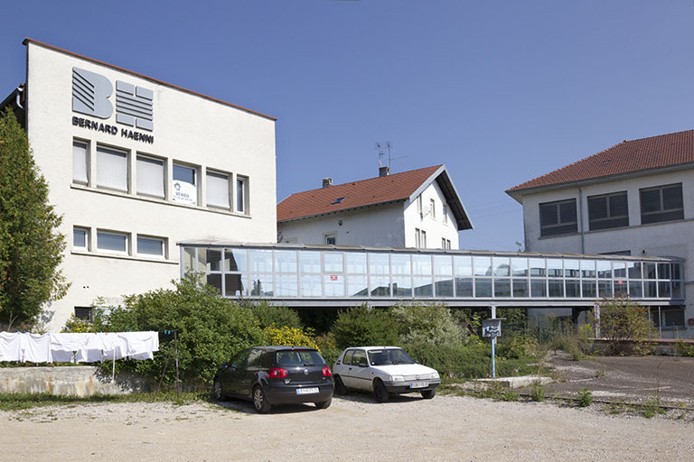 Usine, 2e corps de bâtiment (extrémité de la façade postérieure à droite) et passerelle de liaison avec l'ancien site Léon-Georges Petit. © Yves Sancey / Région Bourgogne-Franche-Comté, Inventaire du patrimoine - 2012 Usine, 2e corps de bâtiment (extrémité de la façade postérieure à droite) et passerelle de liaison avec l'ancien site Léon-Georges Petit. © Yves Sancey / Région Bourgogne-Franche-Comté, Inventaire du patrimoine - 2012