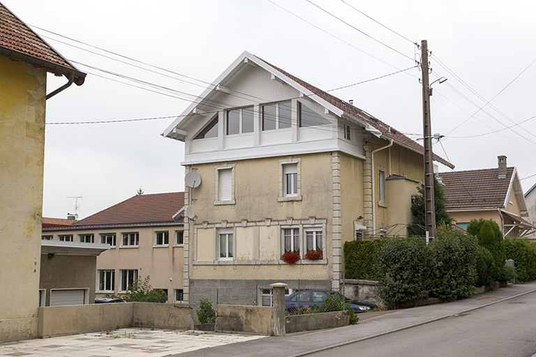 Maison : façades antérieure et latérale gauche. © Yves Sancey / Région Bourgogne-Franche-Comté, Inventaire du patrimoine - 2012 Maison : façades antérieure et latérale gauche. © Yves Sancey / Région Bourgogne-Franche-Comté, Inventaire du patrimoine - 2012