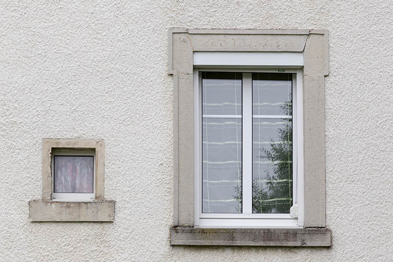 Logement patronal, façade postérieure : fenêtre du rez-de-chaussée surélevé. © Yves Sancey / Région Bourgogne-Franche-Comté, Inventaire du patrimoine - 2012 Logement patronal, façade postérieure : fenêtre du rez-de-chaussée surélevé. © Yves Sancey / Région Bourgogne-Franche-Comté, Inventaire du patrimoine - 2012